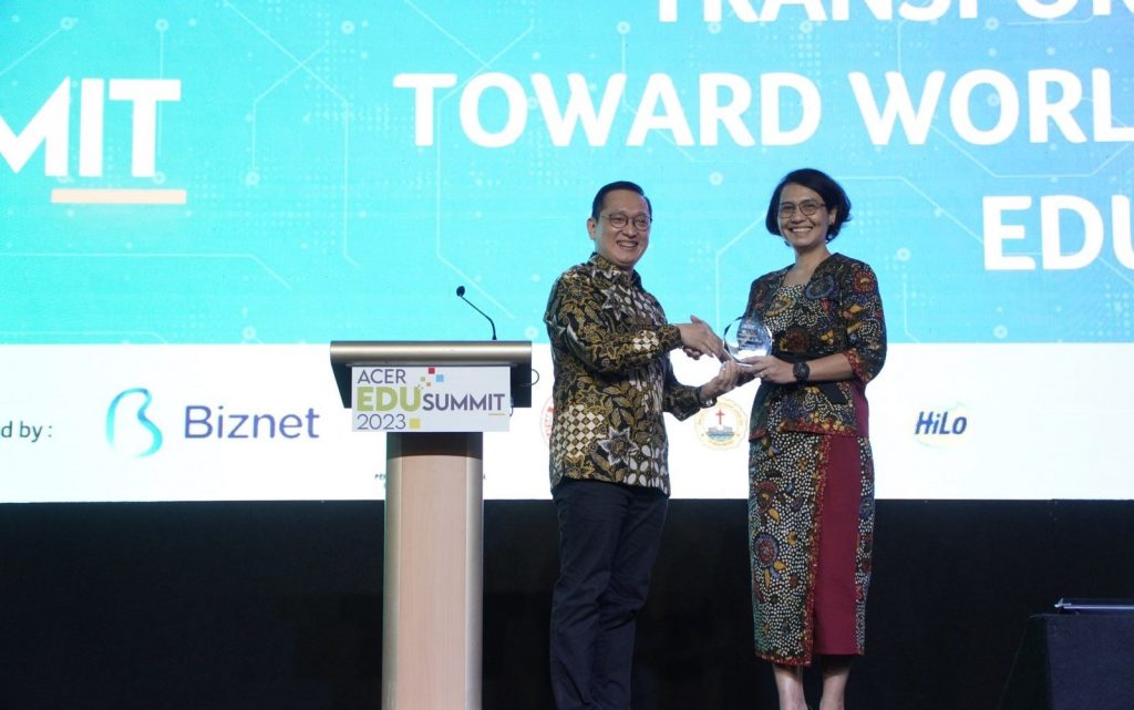 Presiden Direktur Acer Indonesia Herbet Ang and Ir. Suharti at Acer Edu Summit 2023